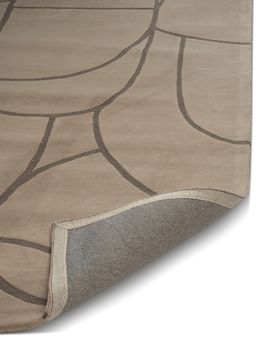 Beiger Designer-Teppich mit modernem, geschwungenem Linienmuster und umgeschlagener Ecke auf weißem Hintergrund.