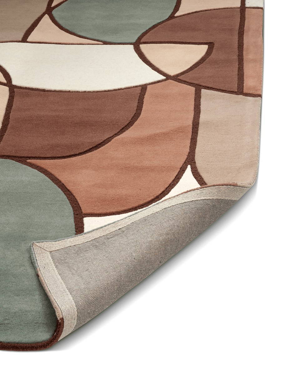 Moderner Designer-Teppich mit abstraktem geometrischem Muster in sanften Braun-, Grün- und Beigetönen, umgeschlagene Ecke.