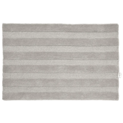Rechteckige graue Badematte aus Baumwolle mit dezentem Streifenmuster und weicher Textur auf weißem Hintergrund.