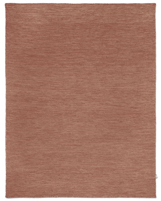 Rechteckiger Teppich in Terrakotta mit feiner, gewebter Struktur und minimalistischem Design.