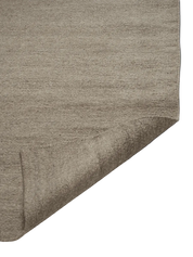 Detaljbild av flatvävd ullgångmatta Plain i naturbeige som visar tät vävstruktur och rak kant