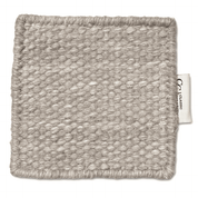 Quadratisches Teppichmuster aus grob gewebter, beigegrauer Wolle mit umketteltem Rand und Classic Collection Stoffetikett.