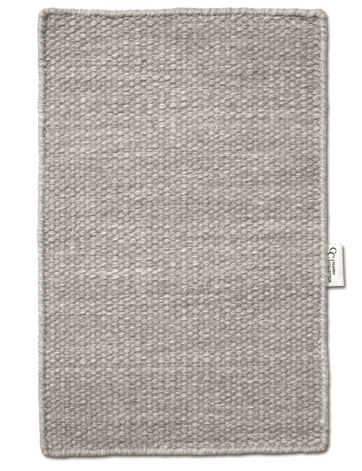 Rektangulär, grå vävd matta i ull med texturerad yta och kantad avslutning.