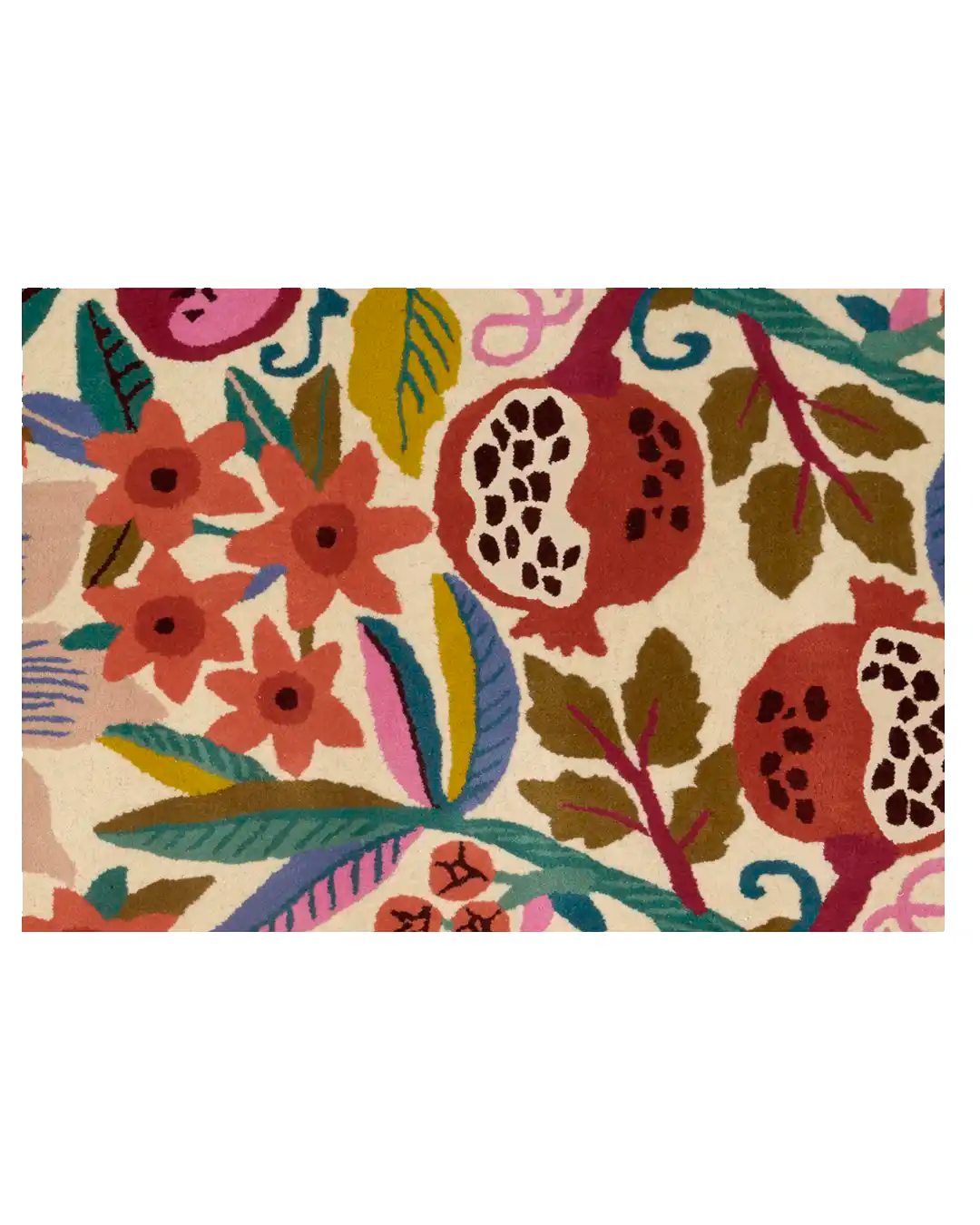 Wollteppich mit buntem Blumen- und Granatapfel-Muster auf cremefarbenem Hintergrund im botanischen Stil.