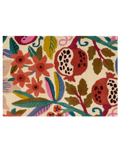 Wollteppich mit buntem Blumen- und Granatapfel-Muster auf cremefarbenem Hintergrund im botanischen Stil.