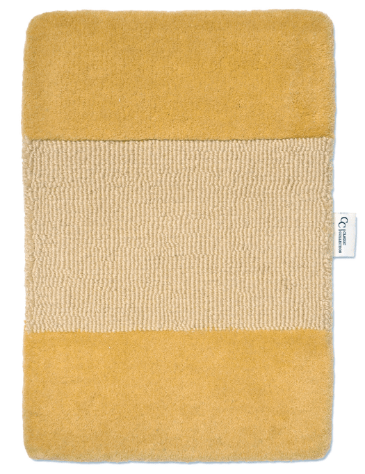 Rechteckiger Badteppich in Senfgelb und Beige mit gestreiftem Webmuster, weiche Textur aus Baumwolle.
