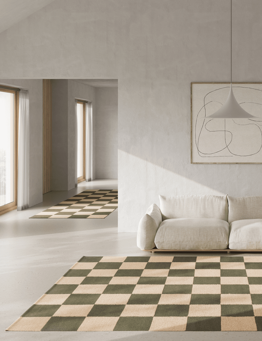 Moderner Teppich mit beigefarbenem und olivgrünem Schachbrettmuster in einem hellen, minimalistischen Wohnzimmer.