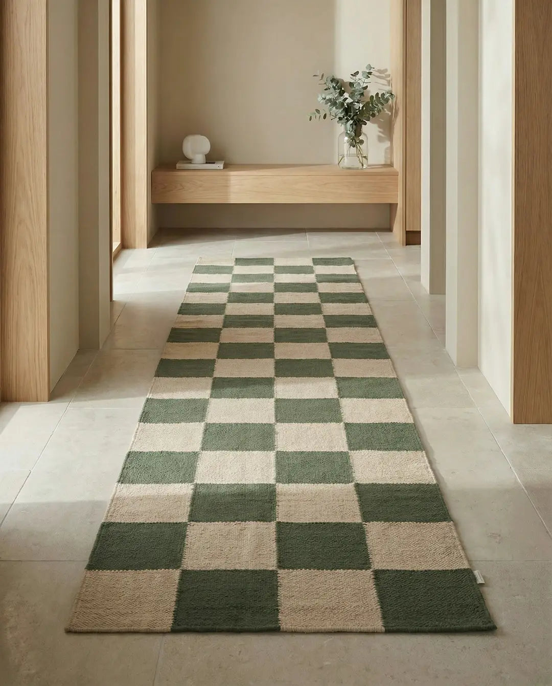 Langer Flurläufer mit modernem Schachbrettmuster in Beige und Salbeigrün im minimalistischen Flur.