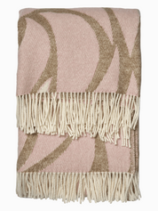 Pläd Folia Pink i NZ-ull, vikt och med fransar i ändarna.