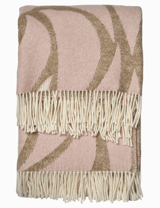 Pläd Folia Pink i NZ-ull, vikt och med fransar i ändarna.