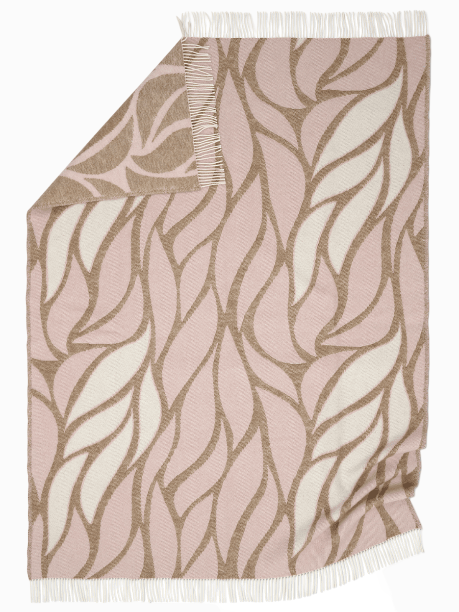 Pläd Folia Pink i NZ-ull, helt utfälld med ett uppvikt hörn som visar baksidan.