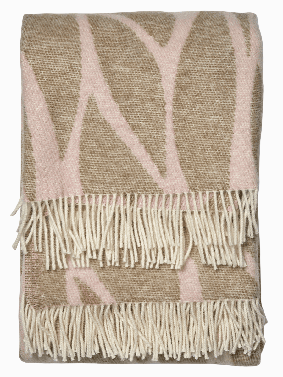 Pläd Folia Pink i NZ-ull, vikt och med fransar i ändarna.