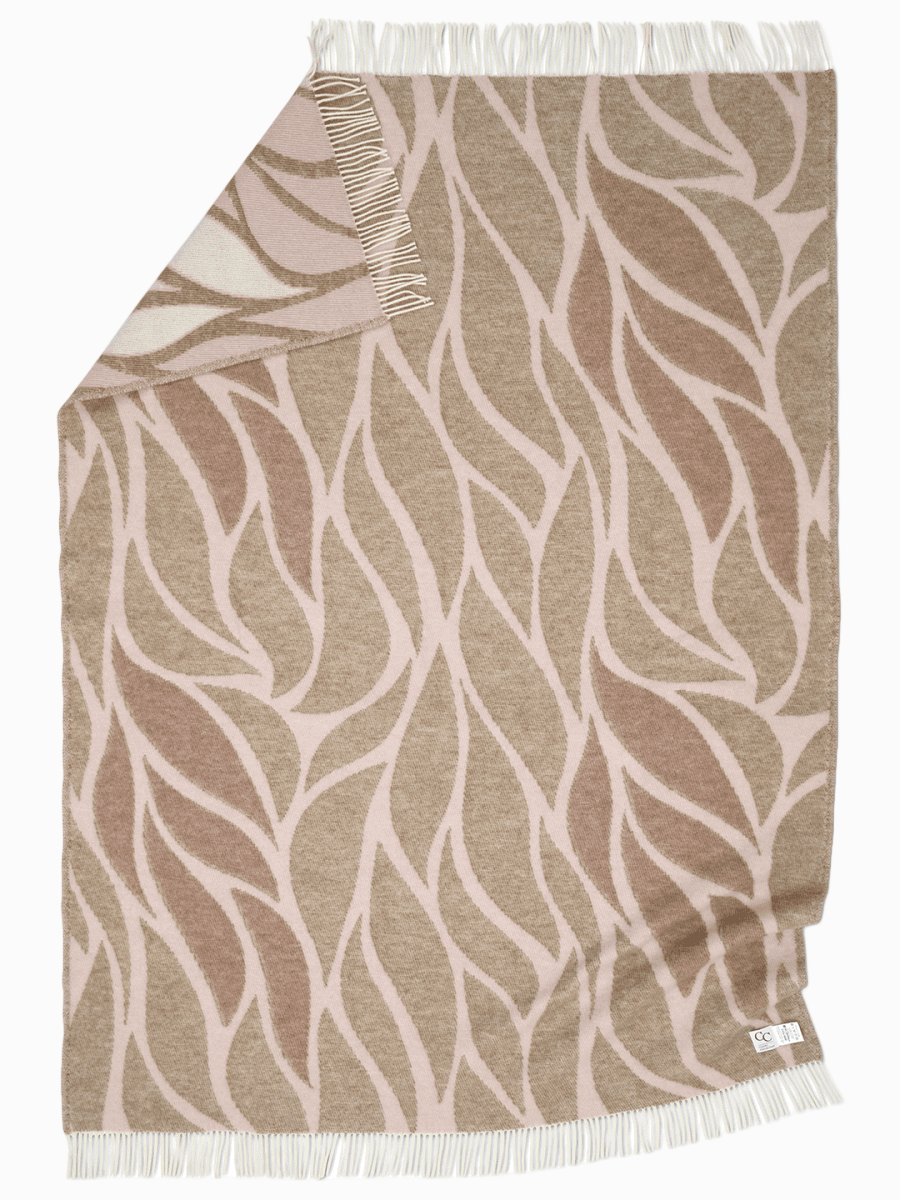 Pläd Folia Pink i NZ-ull, helt utfälld med ett uppvikt hörn som visar baksidan.