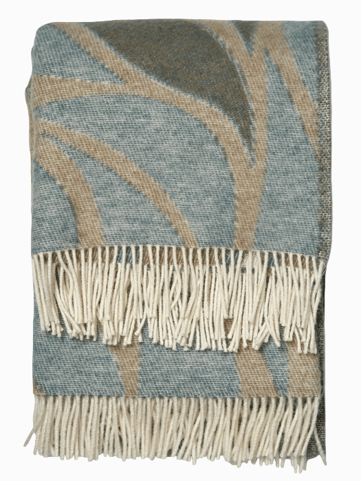 Leaf Teal – vändbar jacquardvävd pläd i nyzeeländsk ull med organiskt lövverk.