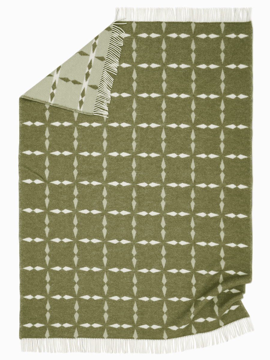 Frilagd pläd Tile Grön i nyzeeländsk ull, helt utfälld med synligt mönster.
