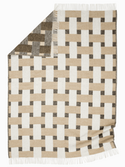 Frilagd pläd Weave Beige i nyzeeländsk ull, helt utfälld med rutmönster i beige och grå toner.