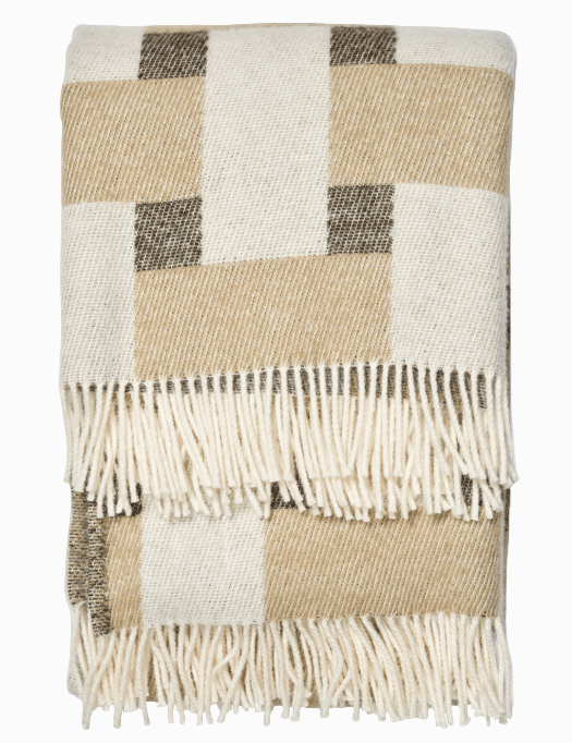Frilagd pläd Weave Beige i nyzeeländsk ull, vikt med synlig franskant.