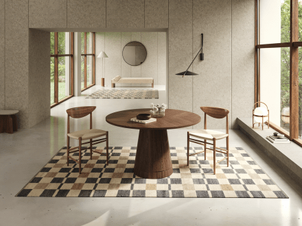 Rutvik Blau Wollteppich mit Karomuster in Blau- und Beigetönen. In Standardgrößen erhältlich und hier in einem modernen Esszimme