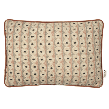 Rektangulärt kuddfodral i bomull med blockprintmönster i beige, terracotta och svart, med passpoal i bomullssammet.