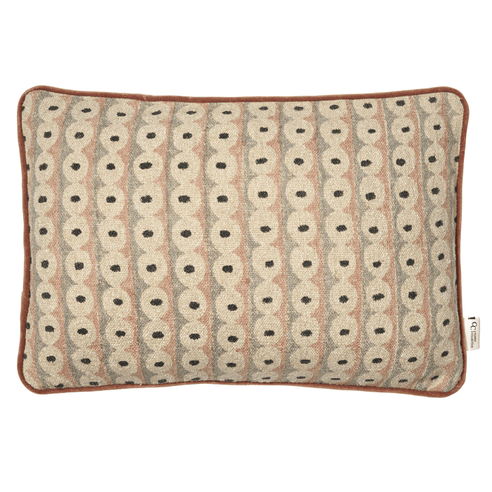 Rektangulärt kuddfodral i bomull med blockprintmönster i beige, terracotta och svart, med passpoal i bomullssammet.