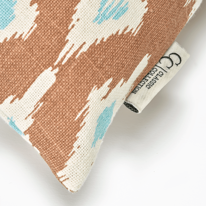 Kissenhülle Ikat Diamond in der Farbe Mocha, 50x50 cm, aus Baumwolle. Freigestelltes Produktbild vor weißem Hintergrund.