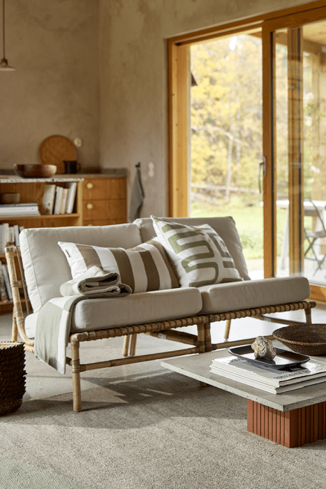 beige-vit-randig-kudde-classiccollection