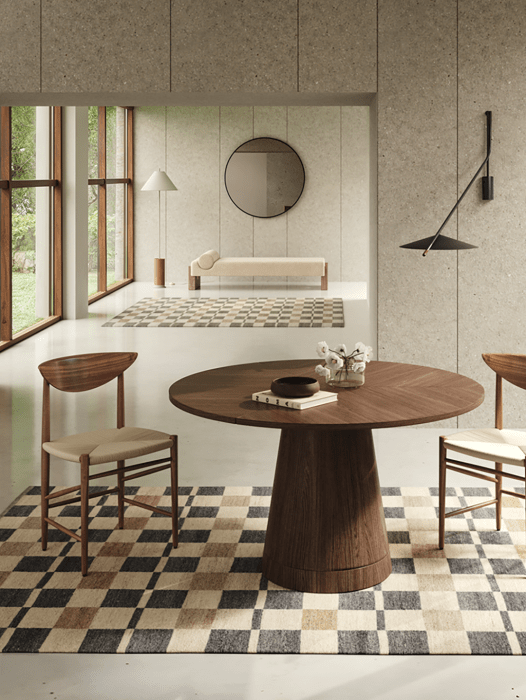 Rutvik Blau Wollteppich mit Karomuster in Blau- und Beigetönen. In Standardgrößen erhältlich und hier in einem modernen Esszimme