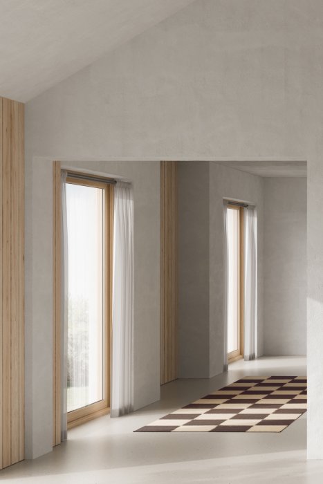 Square runner in wool with a checkered pattern in black and natural. In a hallway.