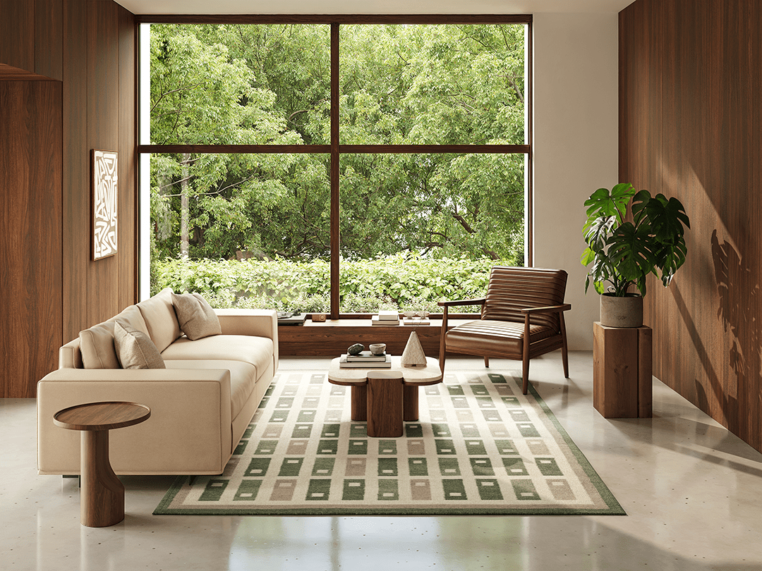 Fyrbo röllakanmatta i ull med geometriskt mönster i gröna och beige nyanser, placerad i ett ljust vardagsrum med stora fönster,